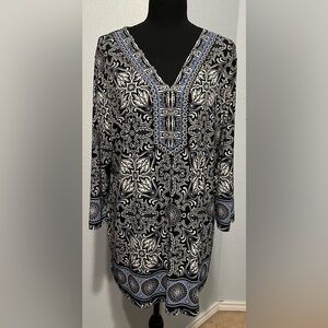 JM Collection Embellished Neck Floral Tunic in Black White Blue EUC